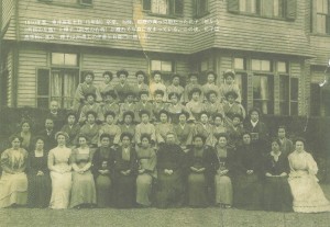 1910年東洋英和本科卒業写真