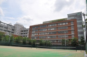 錦城高校_校舎写真（テニスコートから）