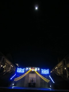 学園通りを飾るクリスマスイルミネーションを照らす月