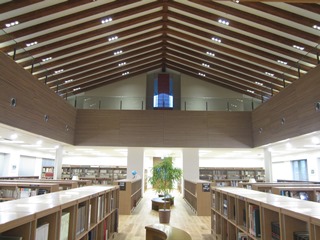 アカデメイア棟(新図書館棟)の吹き抜けのある図書室