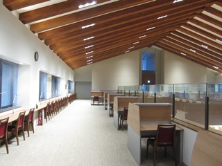 昨年８月に完成した地上３階建てのアカデメイア棟(新図書館)の200席を有する自習室