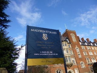 もとは歴史あるホテルだった建物を改装した Malvern St. James 私立の女子校です。