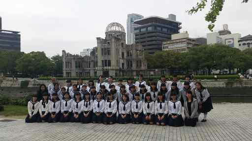 原爆ドームを背景にして　中学修学旅行のテーマは平和学習