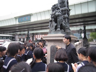 日本橋の前で社会科の先生の話を聞く