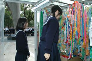 中学３年生は、広島を訪れます。持参した千羽鶴を捧げ、平和に感謝。