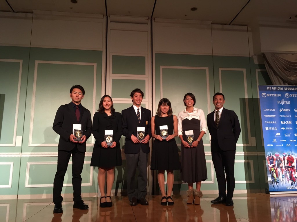 2018JTUトライアスロンジュニアランキング授賞式。左から3人目が吉川くん
