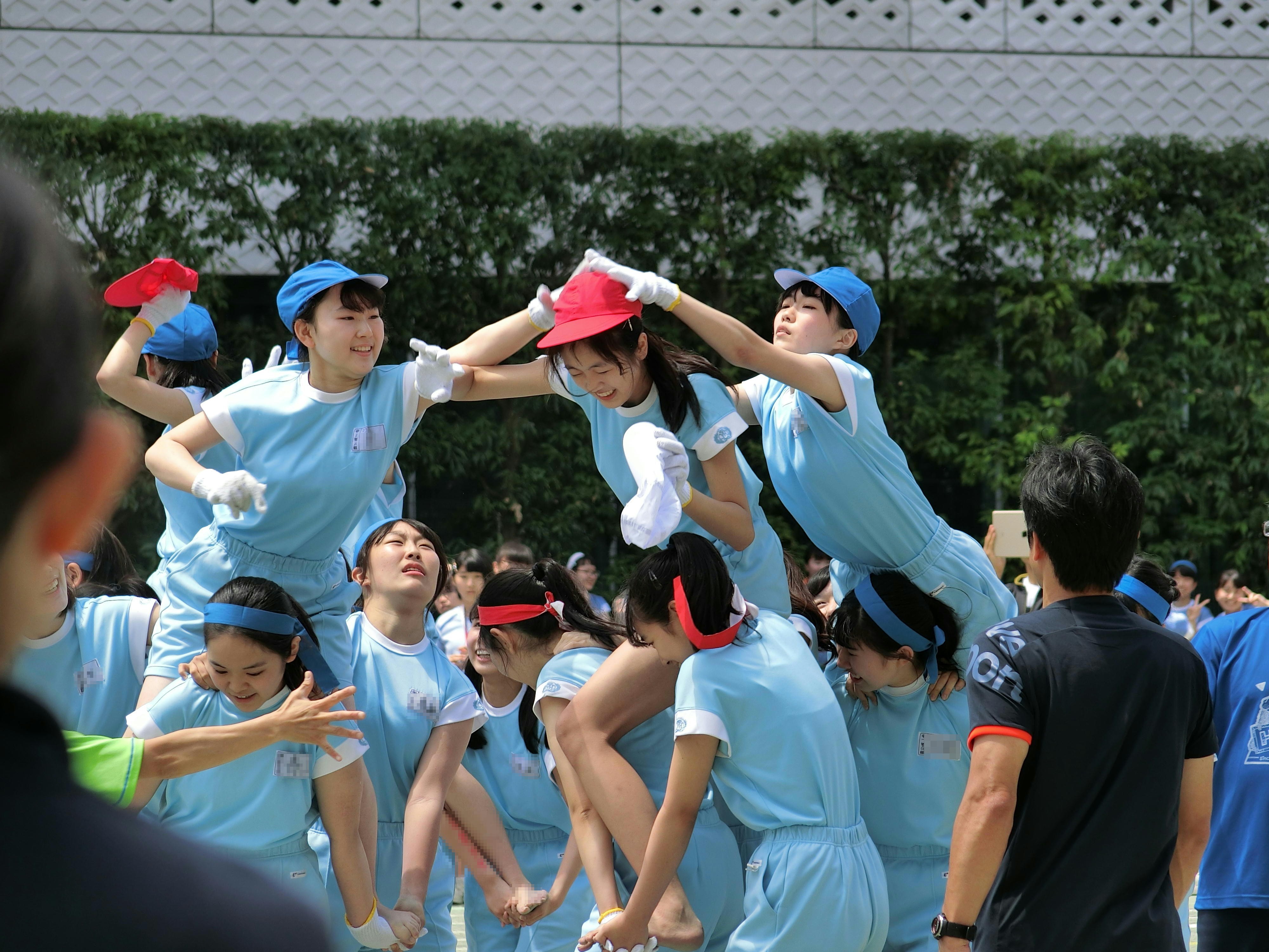 騎馬戦で女子のパワー爆発！