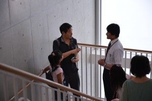 スタッフが要所要所に
