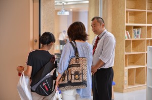 スタッフが質問に答えます