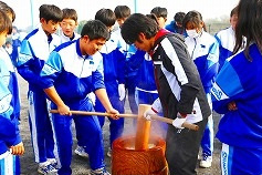 中2　冬の寒さも吹き飛ばす！もちつき大会