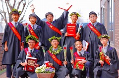 月桂樹の冠とガウン、赤いバラ　高き志を胸に巣立つ中学卒業式