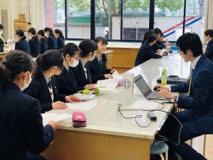 中学1年対象の職業研究会が行われました