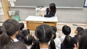 【図書委員会】本を通じて笑顔の輪を！小学校での読み聞かせを実施しました
