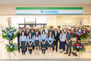 高校生5名の提案から実現！  ～学内に「ファミリーマート」がオープン～ 