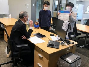 【自分のアイデアを校長にピッチプレゼンする中1達~Pitch Presentation in Director's Office】