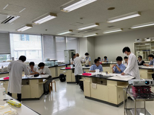中高大連携による出張実験講座 DNAパズルに挑戦！