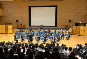 ホームカミングデイで歓迎演奏をしました。