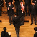 壇上には3年1組の生徒たち。トロフィーを掲げると仲間からも祝福の拍手