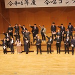 先生有志の合唱。気合いを入れる先生たち