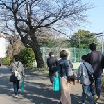 テニスコート脇を通りNFグラウンドへ移動