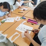 グライダー型種子模型をつくる参加者たち。真剣に切り抜いていた