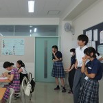 数学の授業は過去問。授業を手伝う生徒広報委員たちも問題を一緒に解いていた