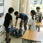 社会の授業。お伊勢参りにお金を持っていくとしたら大変な重さに！みんなで重さを体験