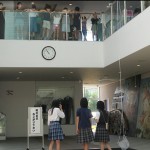 飛行実験はエントランスホールで。飛ばした模型は生徒広報委員たちが回収