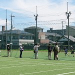 体育の体験授業を見学する保護者