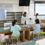 PVC素材でつくった自分だけのペンケース。納得いくまで装飾する姿も見られた