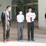 来校する参加者に向けて案内する広報委員会の生徒たち