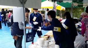 目黒川さくら祭りにボランティアで参加しました。