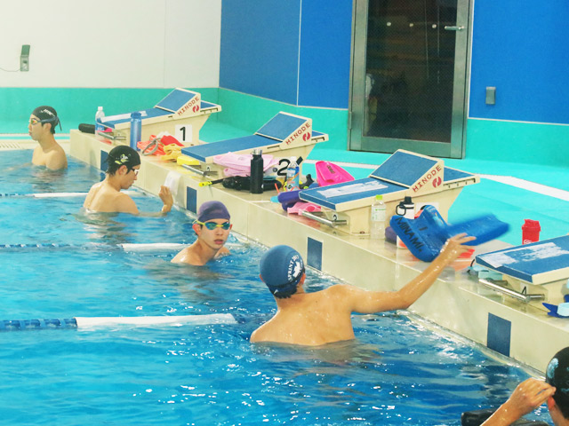 水泳部の練習風景 競泳を専門とするaチームが黙々とメニューをこなしていました 目黒日本大学中学校 高等学校 学校公式ブログ エデュログ