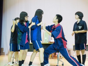 演劇部の稽古風景。スポーツ・芸能コースがある日出高等学校は、運動部も文化部も活動が盛んです。