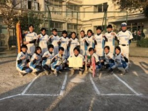 ソフトボール部、優勝旗を手に