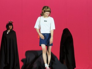 女装男子と男装女子が登場する「男女装コンテスト」。