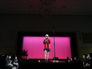 ランウェイを歩く女装男子。客席から「かわいい」の声が。