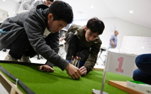 ロボットをテストする学生