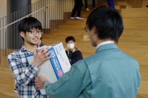 優勝賞品を受け取る勝又舜介さん（2年）