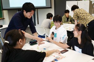 「ESG投資ゲーム」をプレイするICT学生