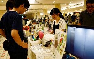 展示物の説明をする学生