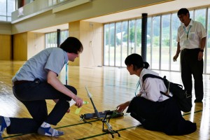 発射実験を指導するデイビス・エバンス先生