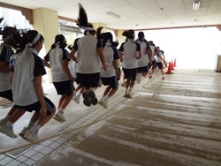 大縄跳びの練習中の中1生