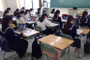 中学3年生がオンライン英会話を行っています