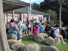 動物園の入り口で日向ぼっこ