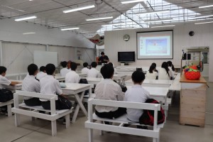 中学2年生　企業見学に行って参りました。