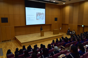 《中学2年》　卒業生による講演会―オーストラリア研修に向けてー