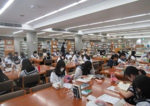中2国語　　ラーニングセンターで読書タイム