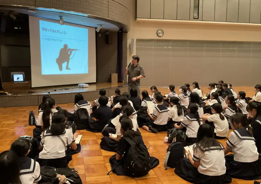 中1学年川崎市平和館を訪ね、「平和」と「非平和」について学びました