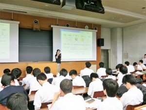 工学院大学の望月千尋特任助教（教育推進機構）がハイブリッドサイエンスコース高1生に2回目の化学実験模擬講義を行いました